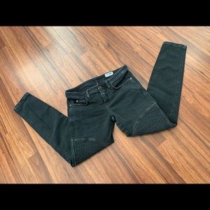Closed ankle zipped jeans size 27